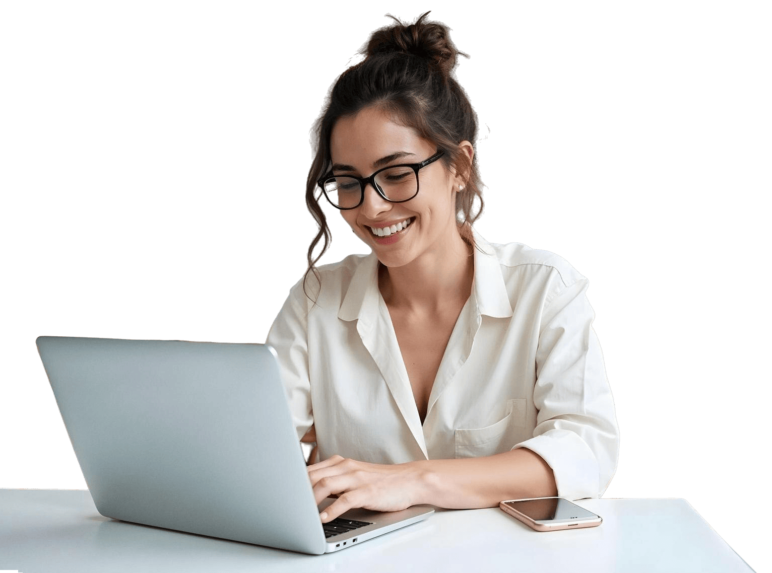 Imagen de joven sentada frente a su notebook