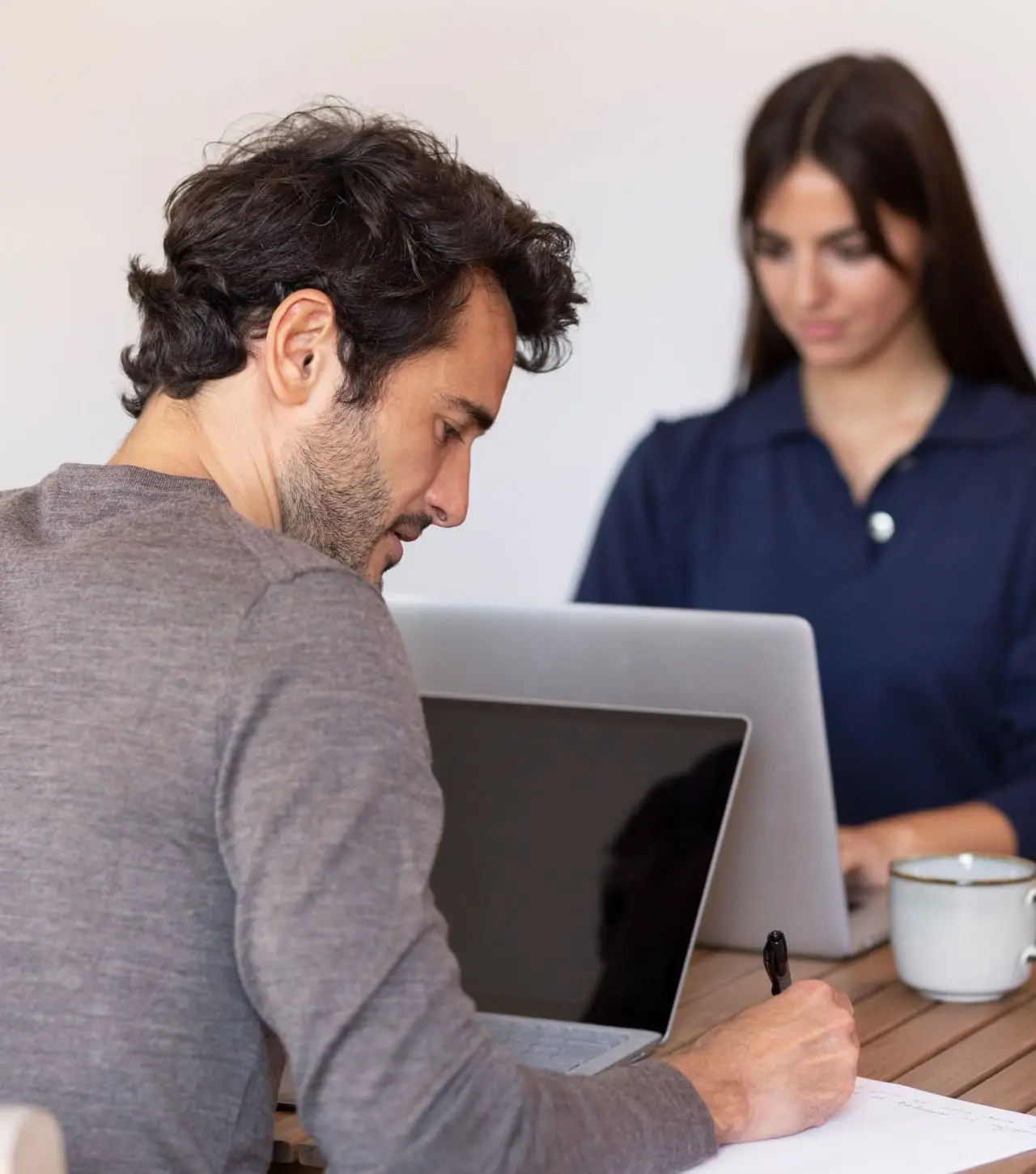 Personas trabajando con una notebook
